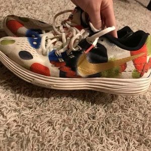 Nike tennis shoes with shapes